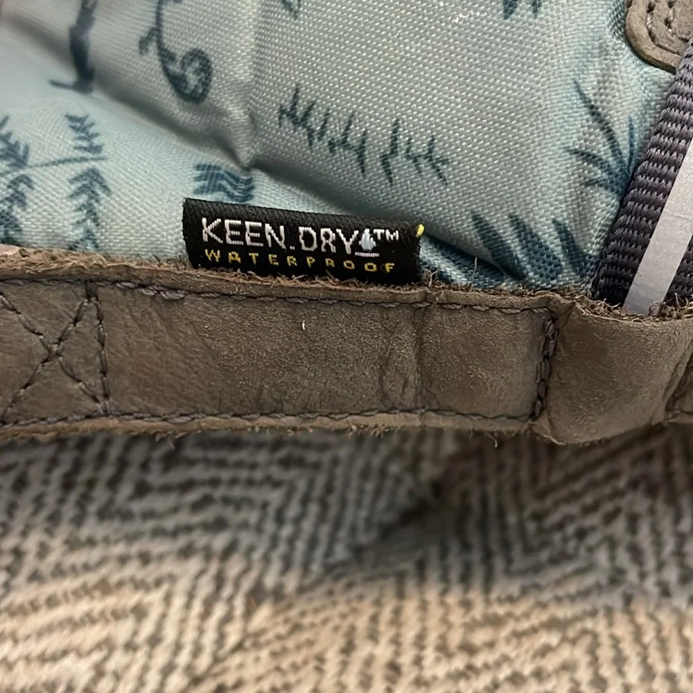 Keen waterproof boots size 4